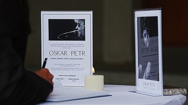 Smute�n� host� mohli zesnul�mu hudebn�kovi Oskarovi Petrovi napsat vzkaz do kondolen�n� knihy (12. kv�tna 2026).