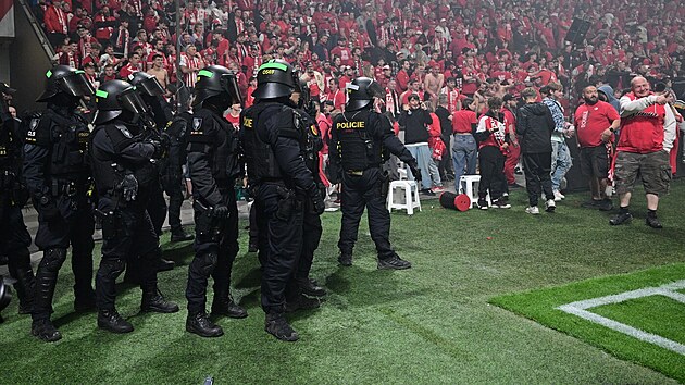 Okolnosti policejního zásahu: Slavia o něj nežádala, i když už fanoušci vtrhli na hřiště