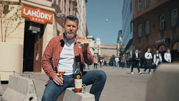 Vina� z N�m�i�ek ji� n�kolik let propaguje sv� �emeslo netradi�n� a jinak. Tentokr�t nato�il video, jak p�rovat v�na. (11. kv�tna 2026)