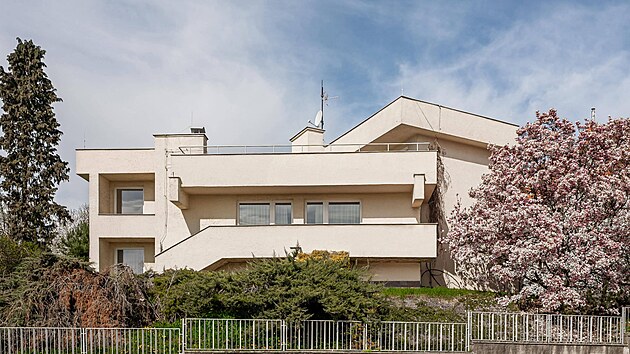 Unik�tn� vila se st�e�n� terasou a �chvatn�mi v�hledy, navr�en� �sp�n�m filmov�m architektem Jind�ichem Goetzem, stoj� na presti�n�m m�st� vilov� �tvrti �vahov v Praze 5 � Hlubo�ep�ch nedaleko Prokopsk�ho �dol� a je na prodej za 49 milion� korun.