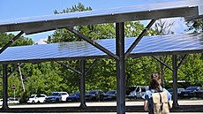 Zl�­nská zoo dokonÄ�ila fotovoltaickou elektrárnu na parkovišti
