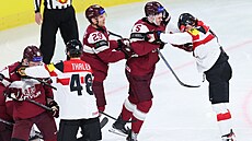 Arturs Andzans z Loty�ska se strká s Vinzenzem Rohrerem z Rakouska.