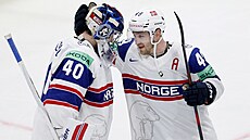 Gólman Henrik Haukeland a úto�ník Christian Kaasastul oslavují norskou výhru.