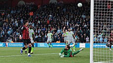 Evanilson z Bournemouthu zahazuje �anci v utkání proti Manchesteru City.