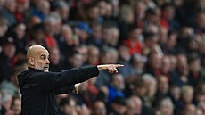 Pep Guardiola diriguje fotbalisty City v utkání na h�i�ti Bournemouthu.