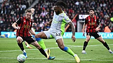 Antoine Semenyo z Manchesteru City a Adrien Truffert (vlevo) z Bournemouthu.