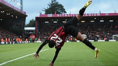 Junior Kroupi z Bournemouthu k�ep�í po brance proti Manchesteru City.