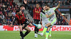 Bernardo Silva (vpravo) zkou�í prost�elit blok Adama Smithe.
