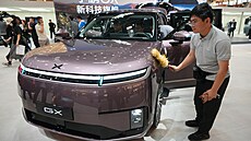 Pracovník le�tí model XPENG GX na Auto China 2026 v Pekingu. (25. dubna 2026)