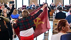 �ena p�i�la na brn�nské zastupitelstvo se sov�tskou vlajkou, policie p�ípad...