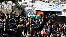 Palestinci truchlí po izraelských náletech zam��ených na Izzadína Haddáda,...