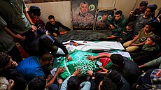 Palestinci truchlí po izraelských náletech zam��ených na Izzadína Haddáda,...
