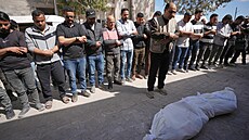 Palestinci truchlí po izraelských náletech zam��ených na Izzadína Haddáda,...