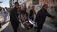 Palestinci truchlí po izraelských náletech zam��ených na Izzadína Haddáda,...