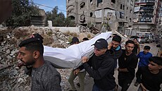 Palestinci truchlí po izraelských náletech zam��ených na Izzadína Haddáda,...