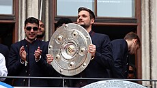 Trenér Vincent Kompany a hrá�i FC Bayern Mnichov b�hem titulových oslav na Marienplatzu
