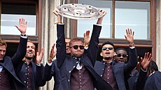 Trenér Vincent Kompany a hrá�i FC Bayern Mnichov b�hem titulových oslav na Marienplatzu