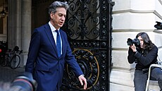 Ministr pro energetickou bezpe�nost Ed Miliband mí�í na zasedání kabinetu do...
