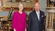 Irská prezidentka Catherine Connollyová s Karlem III. v Buckinghamském paláci...