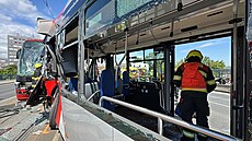Srá�ka tramvaje a autobusu MHD v pra�ských Záb�hlicích. (19. kv�tna 2026)