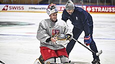 Gólman Dominik Pavlát a kou� branká�� Ond�ej Pavelec na tréninku ve Fribourgu.
