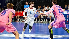 Josef Joná� úto�í v utkání s Francií.