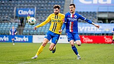 Ond�ej Lehoczki z Opavy bojuje o mí� s Vukadinem Vukadinovi�em z Artisu Brno.