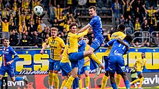 Ond�ej �oudek z Artisu Brno hlavi�kuje v zápase s Opavou.