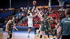 Marcus Santos-Silva z Nymburka zakon�uje b�hem semifinále Maxa NBL s Opavou.