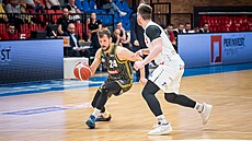 Jakub �i�ina z Opavy úto�í v semifinále Maxa NBL proti Nymburku.