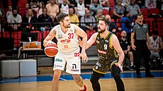 J.T. Shumate z Nymburka hledá cestu kolem Filipa Zbránka z Opavy.