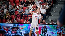 Chorvatský basketbalista Goran Filipovi� v nymburských slu�bách st�ílí v...