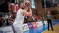 Mat�j Svoboda z Nymburka st�ílí v semifinále Maxa NBL.