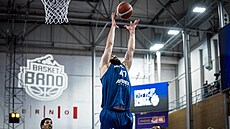 Maksim �turanovi� z D��ína se natahuje po mí�i v sedmém �tvrtfinále Maxa NBL...