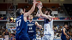 Ryker Cisarik z Basketu Brno se sna�í zakon�it p�es Maksima �turanovi�e z...