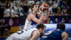 Adam Kejval z Basketu Brno hází trestný hod b�hem sedmého �tvrtfinále s D��ínem.