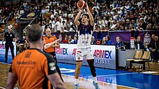 Milan Tomá� Strán�l z Basketu Brno st�ílí b�hem sedmého �tvrtfinále s D��ínem.
