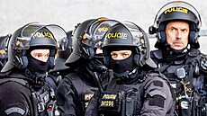 Policisté v Hradci Králové na utkání s pra�skou Slavií.