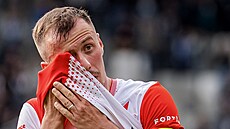 Kapitán Tomá� Vl�ek ze Slavie Praha b�hem utkání v Hradci Králové.