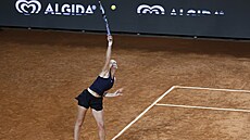 Karolína Plí�ková servíruje na turnaji v �ím�.