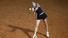 Karolína Plí�ková hraje bekhend na turnaji v �ím�.