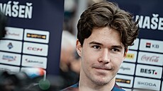 Jaroslav Chmela� dává rozhovory p�ed odletem na mistrovství sv�ta.