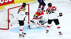Rakouský gólman David Kickert inkasuje v duelu s Velkou Británií.