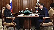 Belgorodský gubernátor Vja�eslav Gladkov jedná s ruským prezidentem Vladimirem...