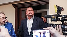 Bývalý �éf kancelá�e ukrajinského prezidenta Andrij Jermak p�ichází k soudu v...
