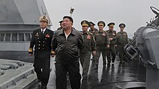 Severokorejský v�dce Kim �ong-un nav�t�vuje torpédoborec �che Hjon b�hem...