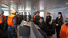 Severokorejský v�dce Kim �ong-un a jeho dcera kontrolují torpédoborec �che...