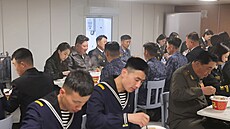 Severokorejský v�dce Kim �ong-un a jeho dcera ve�e�í s námo�níky na...