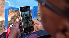 P�íbuzný Charlese Waithaky Wangariho ukazuje v ke�ském m�st� Nyeri v telefonu...