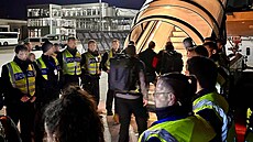 N�mecká policie odvádí v Lipsku do letadla Afghánce ur�ené k deportaci do...